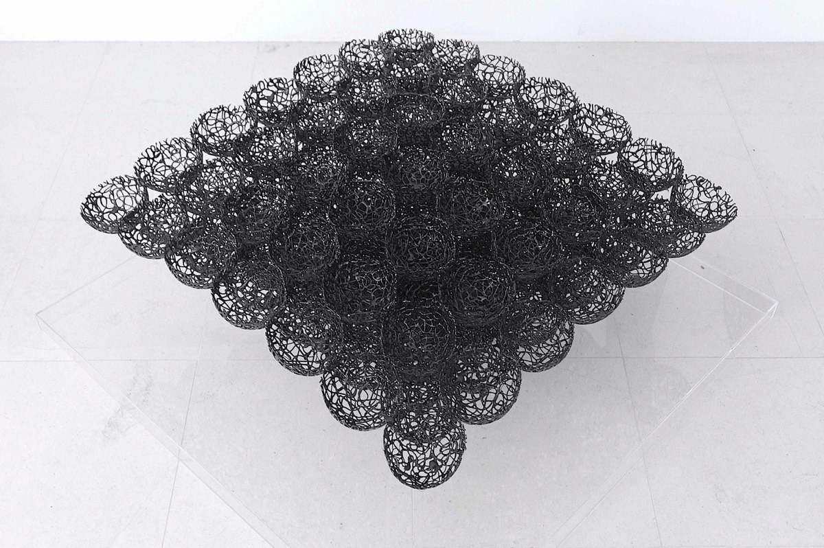 Thermoplastic polymer, extruded (drawn in 3D) and painted; metallic structure