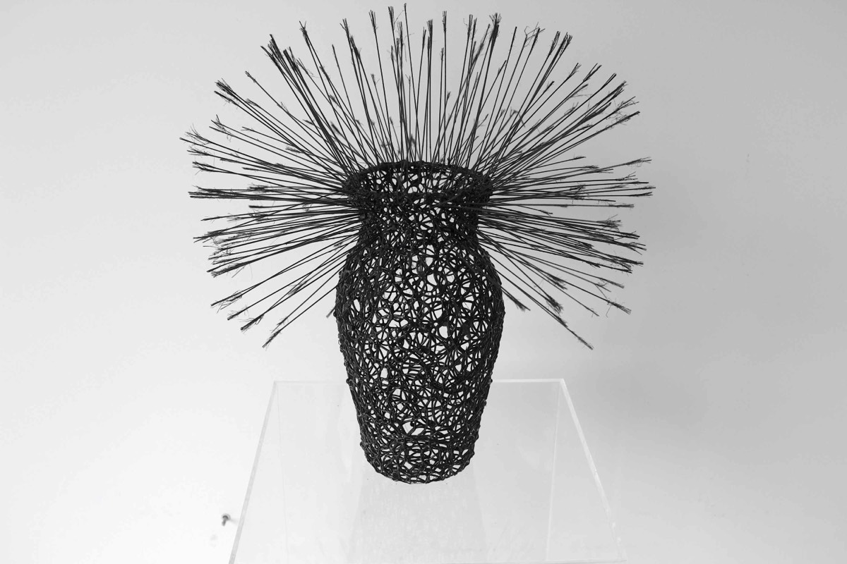 Thermoplastic polymer, extruded (drawn in 3D) and painted; metallic structure