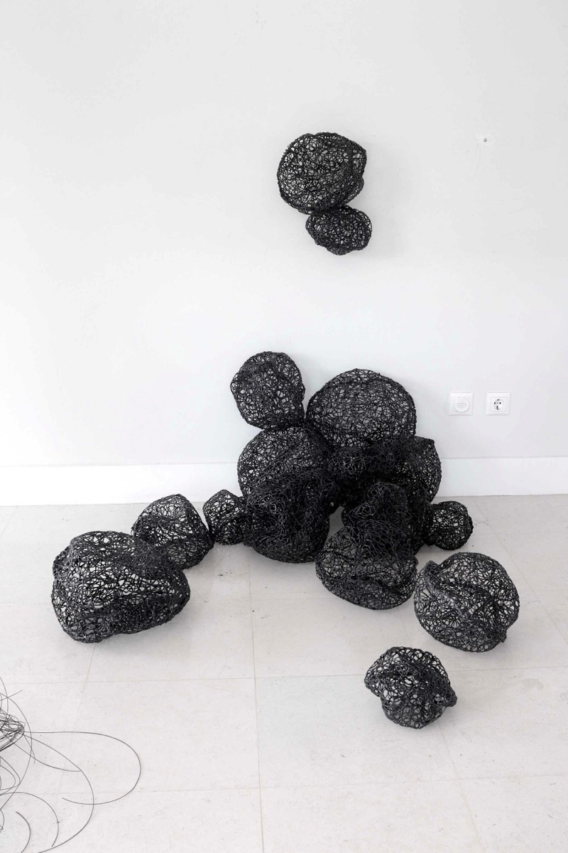 Thermoplastic polymer, extruded (drawn in 3D) and painted; metallic structure