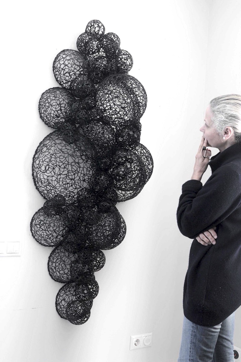 Thermoplastic polymer, extruded (drawn in 3D) and painted; metallic structure