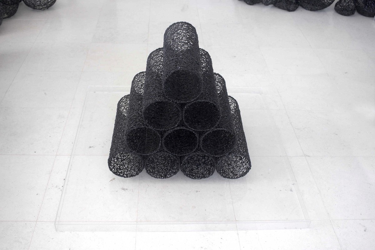 Thermoplastic polymer, extruded (drawn in 3D) and painted; metallic structure