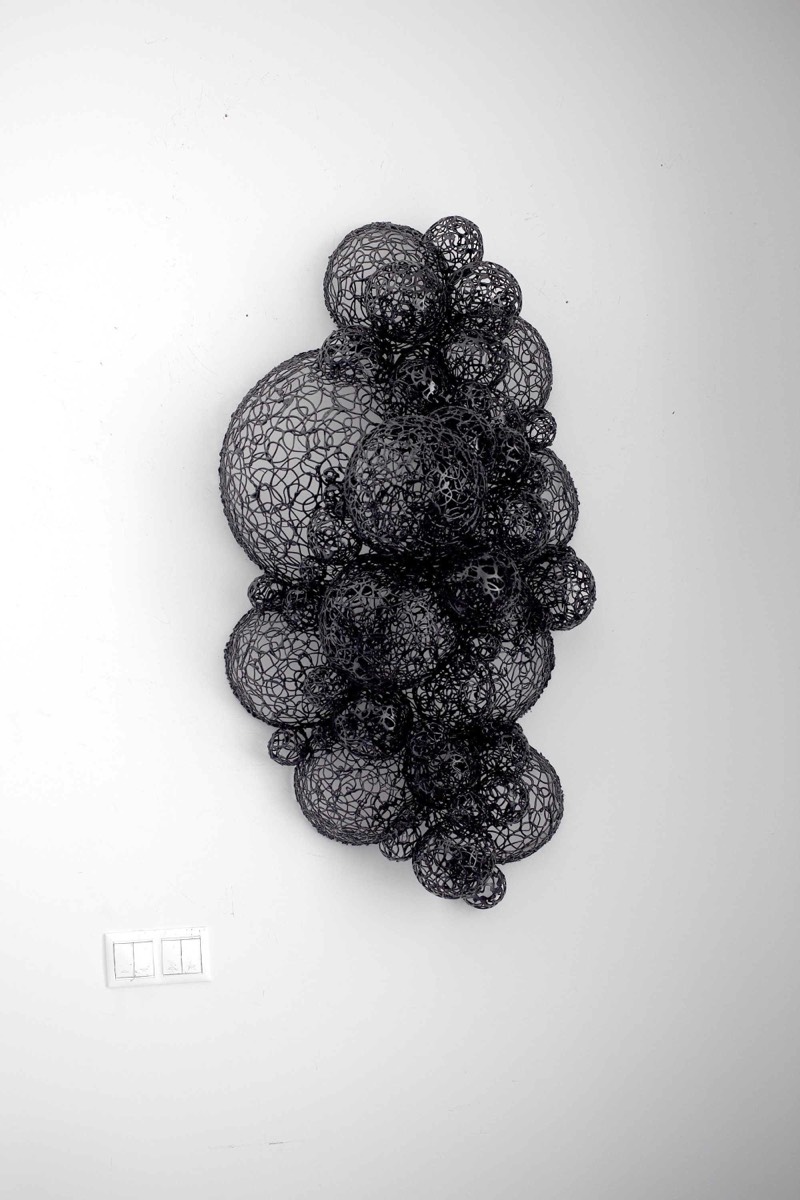 Thermoplastic polymer, extruded (drawn in 3D) and painted; metallic structure