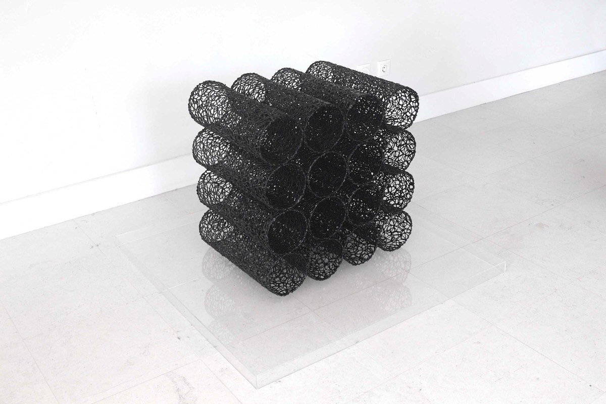 Thermoplastic polymer, extruded (drawn in 3D) and painted; metallic structure