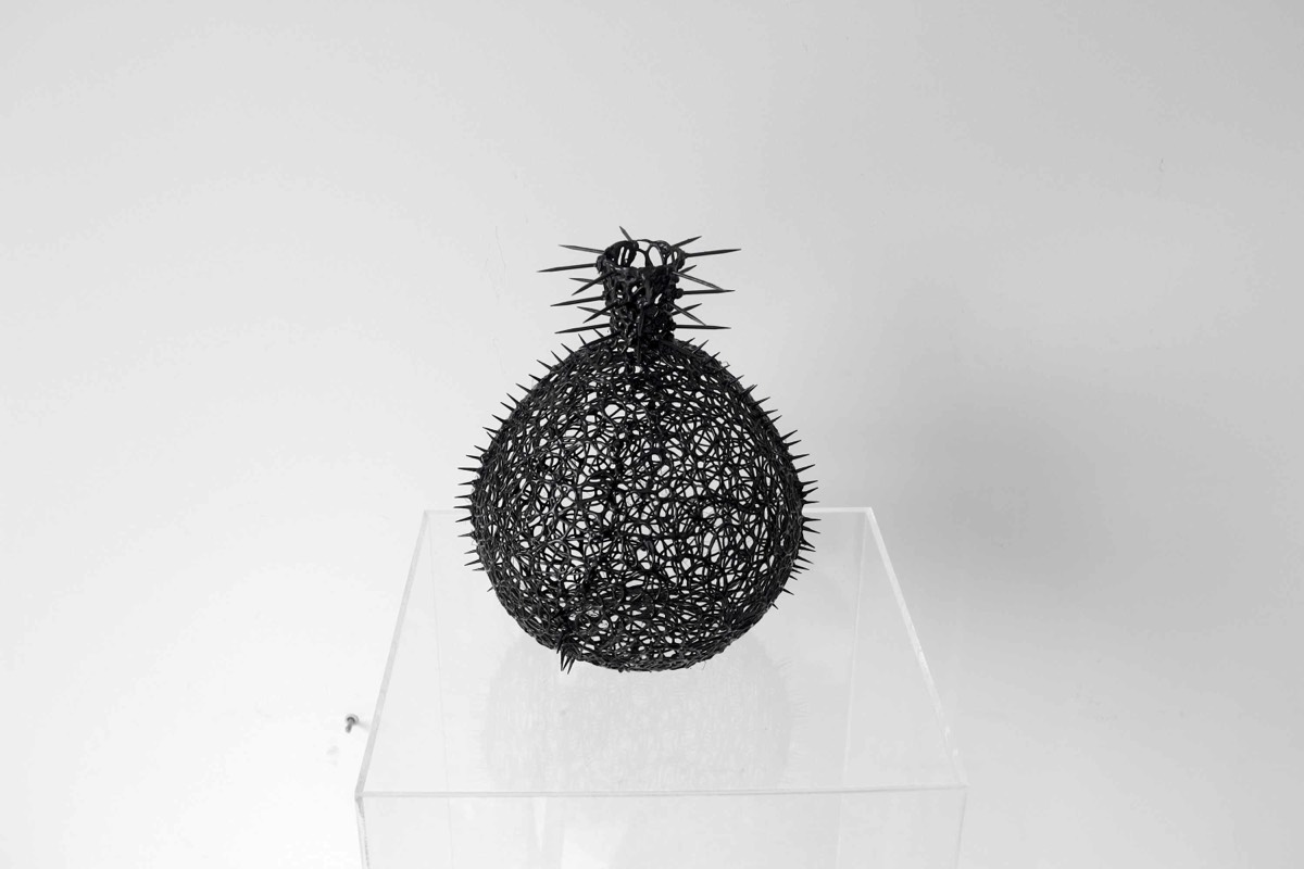 Thermoplastic polymer, extruded (drawn in 3D) and painted; metallic structure