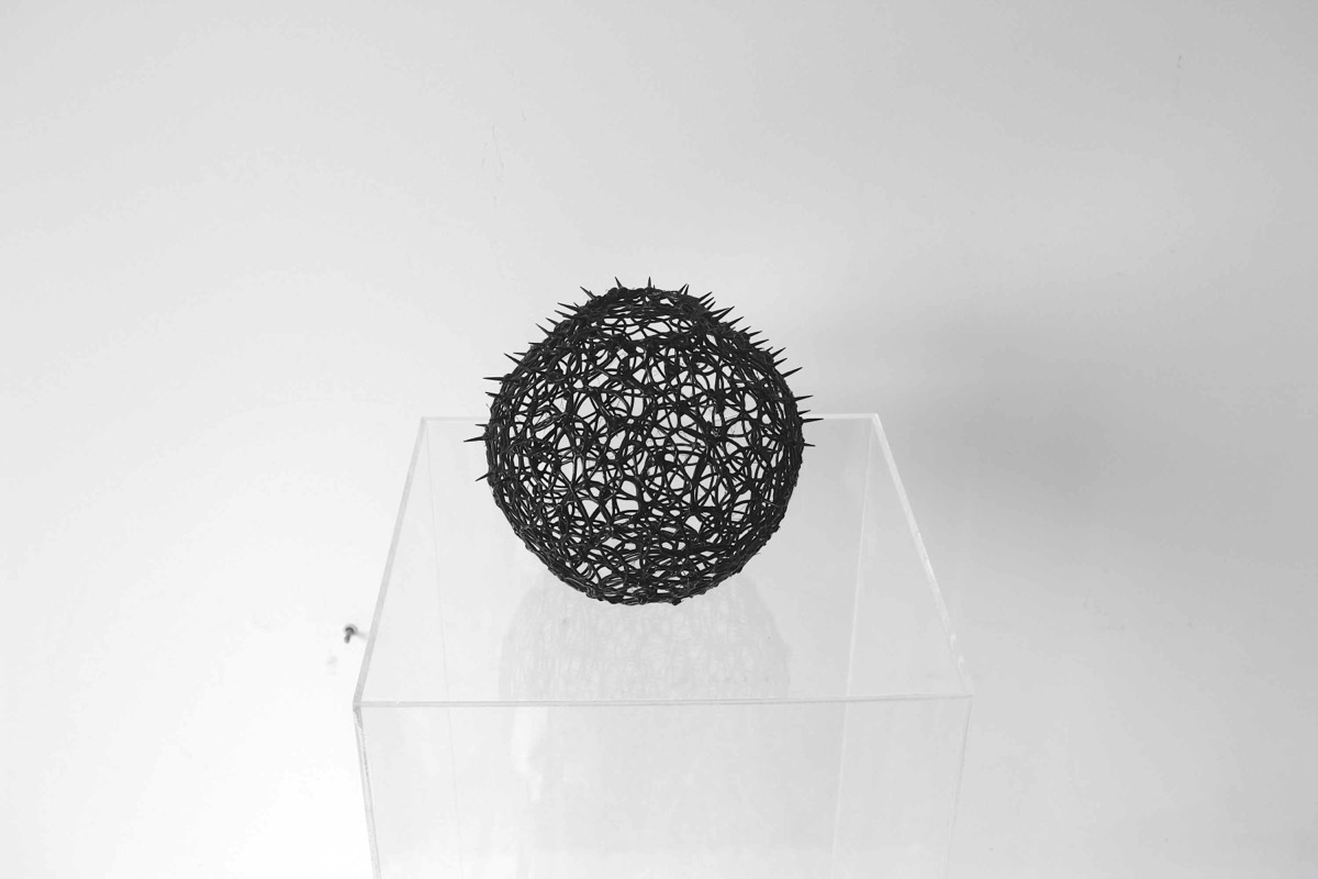 Thermoplastic polymer, extruded (drawn in 3D) and painted; metallic structure